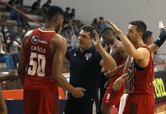 Foto: Rubens Chiri/Saopaulofc.net - Cabloco e Elinho durante jogo do São Paulo Foto: Rubens Chiri/Saopaulofc.net - Cabloco e Elinho durante jogo do São Paulo