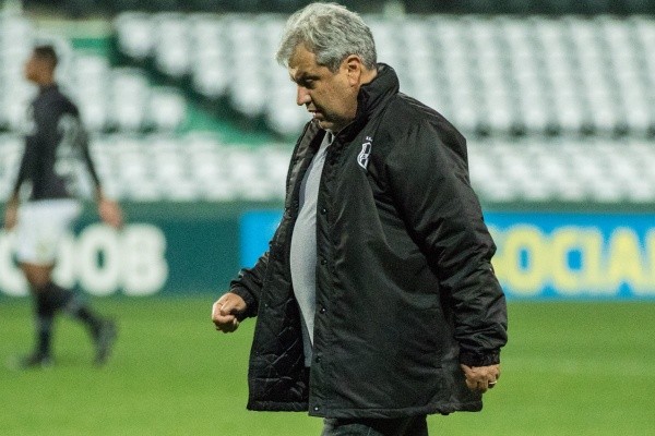  Robson Mafra/AGIF/ Kelina foi demitido do cargo de treinador da Ponte Preta. 