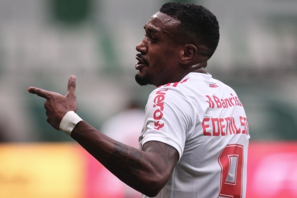 Foto:Ettore Chiereguini/AGIF – Edenilson renovou contrato com o Inter até o fim de 2024 e gaúchos pedem US$ 5 milhões para negociá-lo