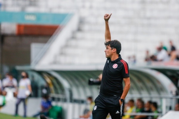 Foto: Luiz Erbes/AGIF – Medina teve seu trabalho avaliado por Barcellos