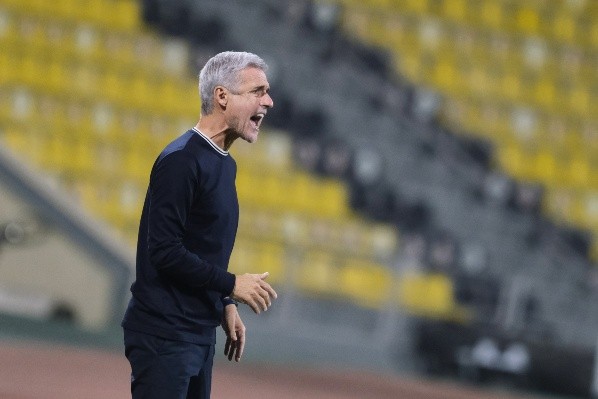 Foto: Simon Holmes/NurPhoto via Getty Images | Luís Castro atualmente treina o Al-Duhail, do Catar