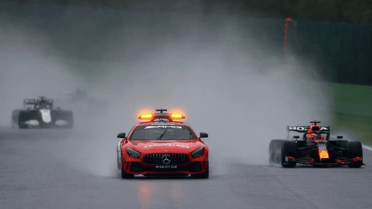 Dan Istitene - Formula 1/Formula 1 via Getty Images - Safety Car na pista para segurança dos pilotos