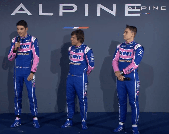 Foto divulgação Alpine - Pilotos da equipe durante apresentação do carro