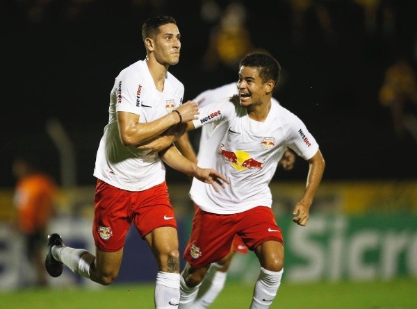 Ari Ferreira/Red Bull Bragantino/ Praxedes comemorando gol. 