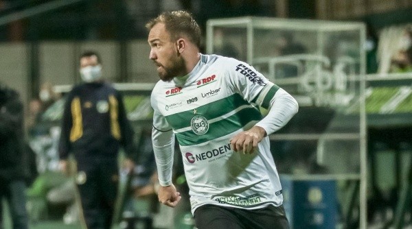 Willian Farias foi um dos destaques do Coritiba (Foto: Robson Mafra/AGIF)