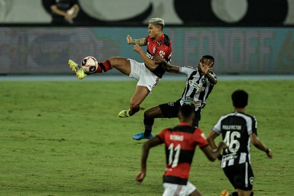 Thiago Ribeiro/AGIF/Botafogo e Flamengo em duelo pelo Carioca em 2021. 