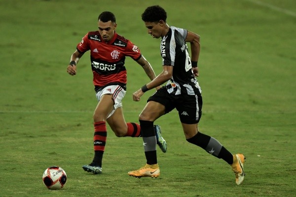 Thiago Ribeiro/AGIF/ Botafogo e Flamengo em duelo pelo Cariocão na temporada 2021. 