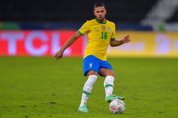 Foto: Thiago Ribeiro/AGIF | Renan Lodi assume a lateral-esquerda