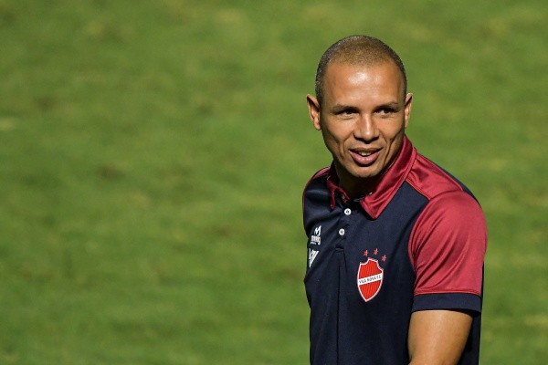 Foto: (Thiago Ribeiro/AGIF) - Higo Magalhães tem agido com cautela no Vila Nova para não prejudicar a preparação de Wagner