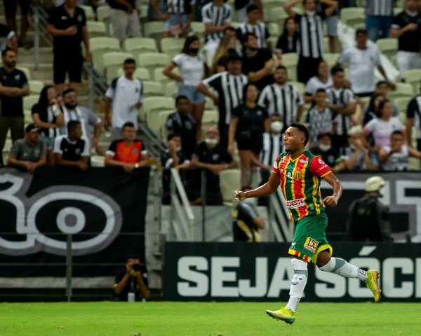 Foto: (Pedro Chaves/AGIF) - Eron deve iniciar a próxima partida do Sampaio Corrêa no banco de reservas