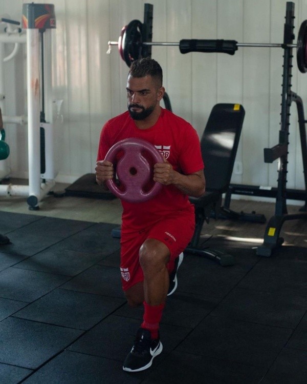 Foto: (Twitter Oficial CRB/@CRBoficial/@franciscocedrimfotografia) - Maicon ainda busca atingir a condição física ideal para poder estrear pelo CRB