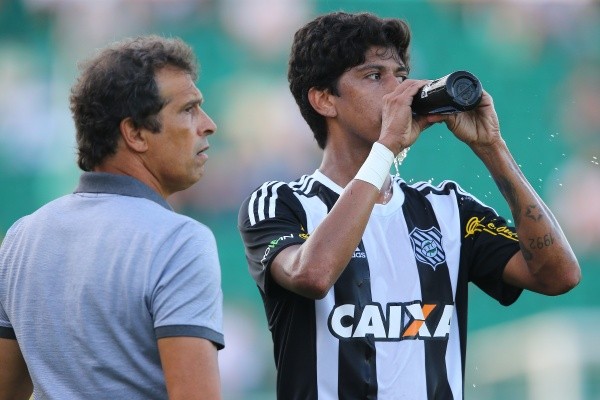 Foto: (Cristiano Andujar/AGIF) - Betinho, ao lado de Milton Cruz, enquanto defendia as cores do Figueirense, em 2018