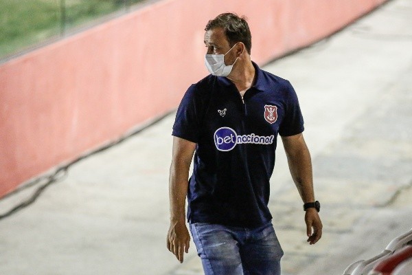 Foto: (Paulo Paiva/AGIF) - Felipe Conceição pode buscar uma solução caseira para lidar com o problema do Náutico