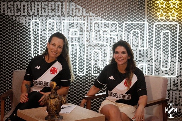 (Foto: Matheus Lima/Vasco) Vasco Feminino ganha dois novos patrocinadores: Fernanda Dias Coelho, CEO da Deixa Ela Treinar e Carol Paiffer, assinando o contrato
