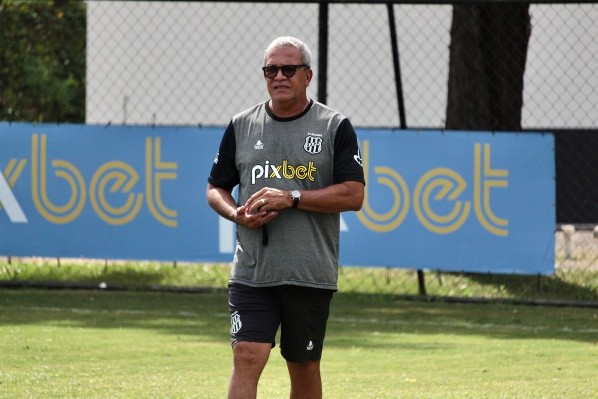 Foto: (Flickr Oficial Ponte Preta/Diego Almeida/PontePress) - Hélio dos Anjos foi regularizado pela Ponte Preta no BID da CBF e pode estrear à beira de campo neste sábado (26)