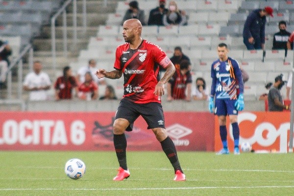 Foto:Gabriel Machado/AGIF     Thiago Heleno vai ter seu contrato renovado no Athletico