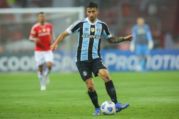 Foto: (Pedro H. Tesch/AGIF) - Villasanti, volante do Grêmio, precisou ser encaminhado para o hospital 