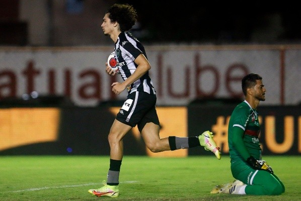Foto: (Flickr Oficial Botafogo/Vítor Silva/Botafogo) - Matheus Nascimento até ensaiou uma reação do Botafogo marcando dois gols, mas que não impediram a goleada da Portuguesa