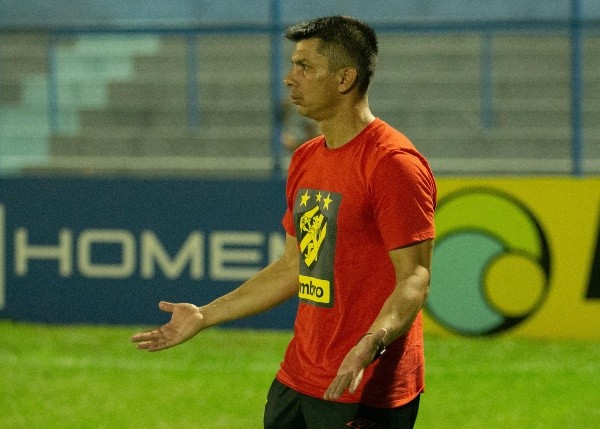 Foto: (Aldo Carvalho/AGIF) - Gustavo Florentín, técnico do Sport, tem sido um dos alvos das críticas da torcida