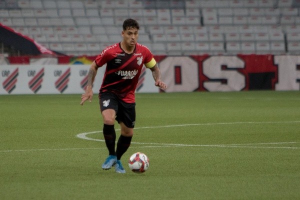 Robson Mafra/AGIF – Lucas Halter em ação pelo Furacão