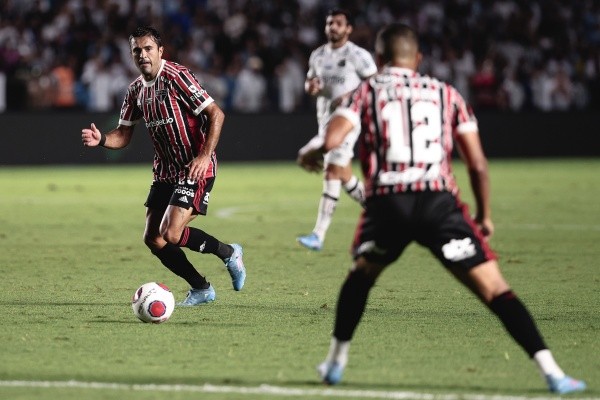  Ettore Chiereguini/AGIF/ São Paulo em campo contra o Santos, pelo Campeonato Paulista. 