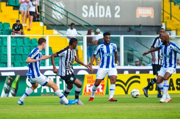 R.Pierre/AGIF/ Figueirense x Avaí em campo pelo estadual. 