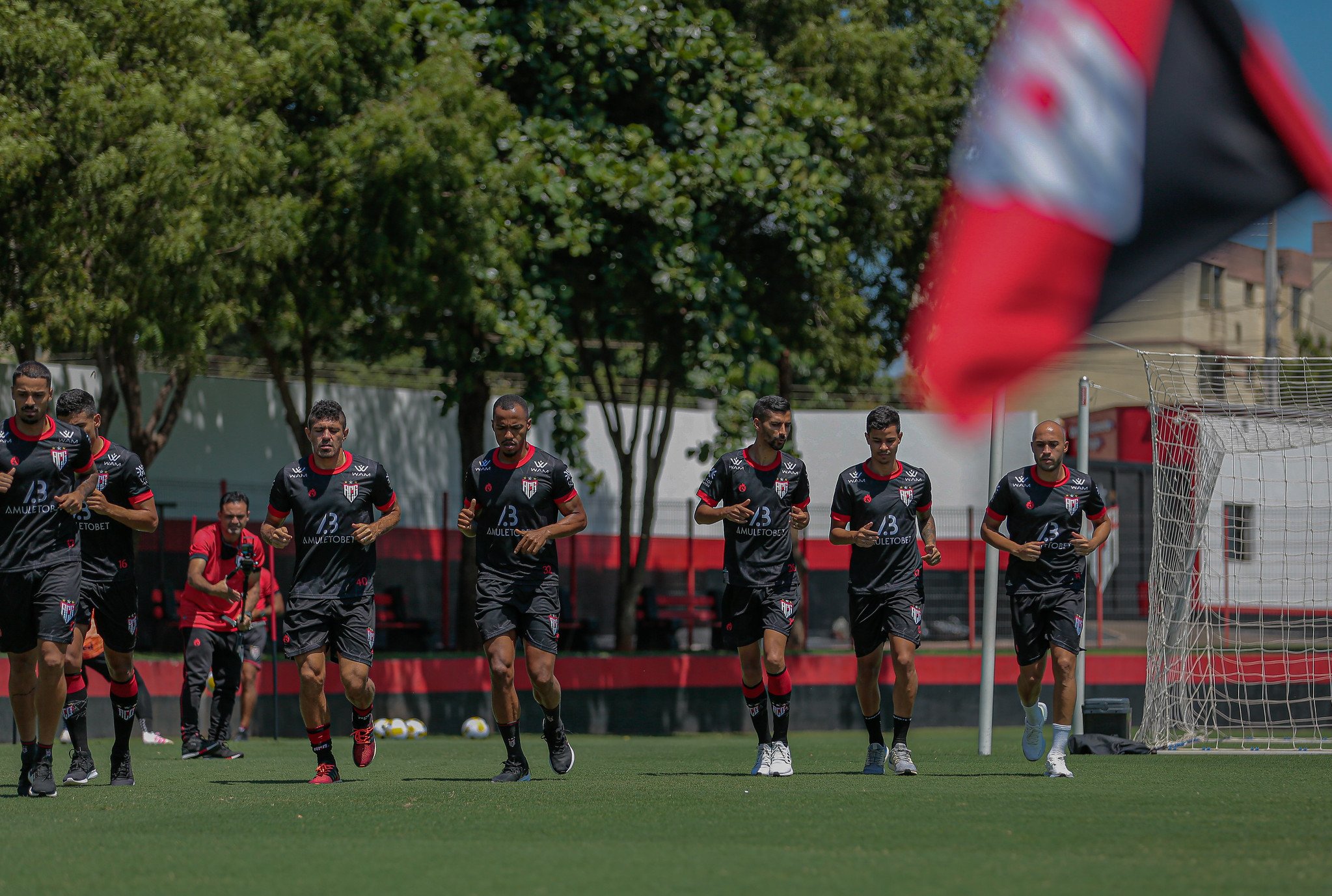 Bruno Corsino-ACG/ Atlético-GO em campo treinando. 