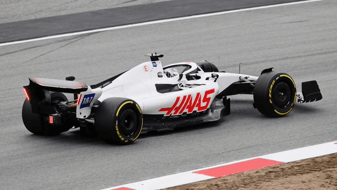 Foto divulgação Haas - Carro na pista de Barcelona