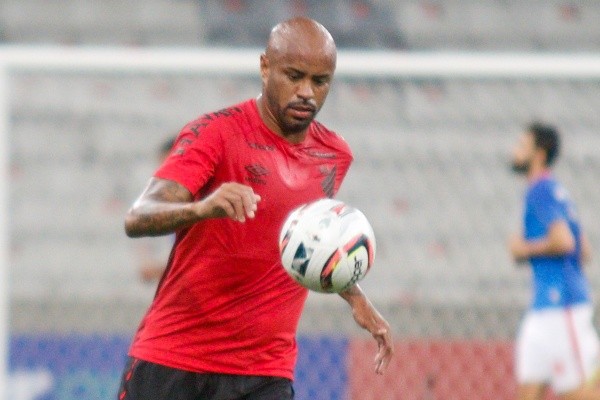 Thiago Heleno deve ter mais dois anos de contrato no Athletico (Foto: Gabriel Machado/AGIF)