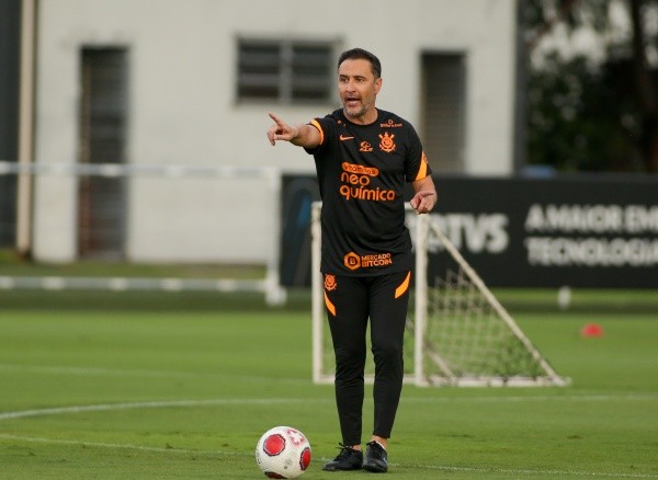 Foto: Rodrigo Coca/Ag. Corinthians | Vitor Pereira comanda primeiro treino no CT Joaquim Grava