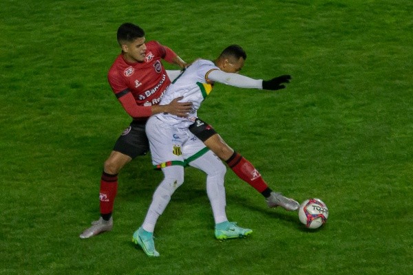 Foto: (Volmer Perez/AGIF) - Novo reforço do Criciúma, Alan Dias, à esquerda, enquanto defendia as cores do Brasil de Pelotas, na Série B 2021