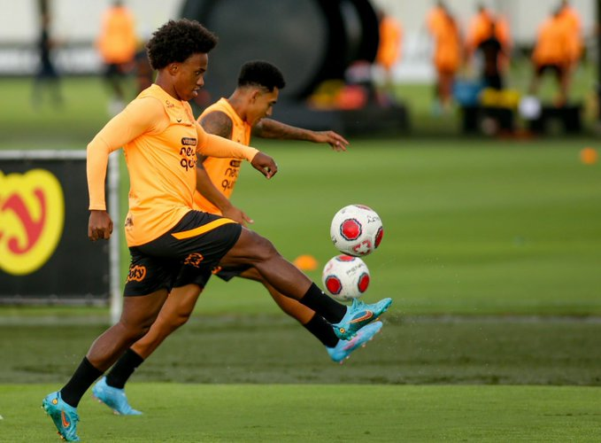 Willian e Du Queiroz em treino de preparação para clássico entre Corinthians e São Paulo (Foto: Rodrigo Coca/Ag. Corinthians)