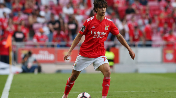 Gualter Fatia/Getty Images/ João Félix em campo com o Benfica. 