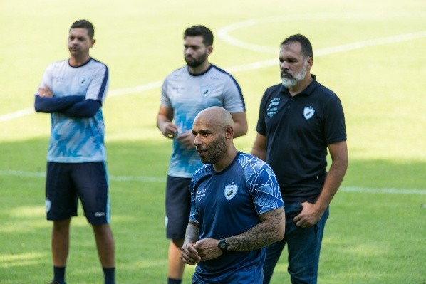 Foto: (Flickr Oficial Londrina/Ricardo Chicarelli/ Londrina EC.) - Edinho, técnico do sub-20, comandará a equipe principal do Londrina de forma interina
