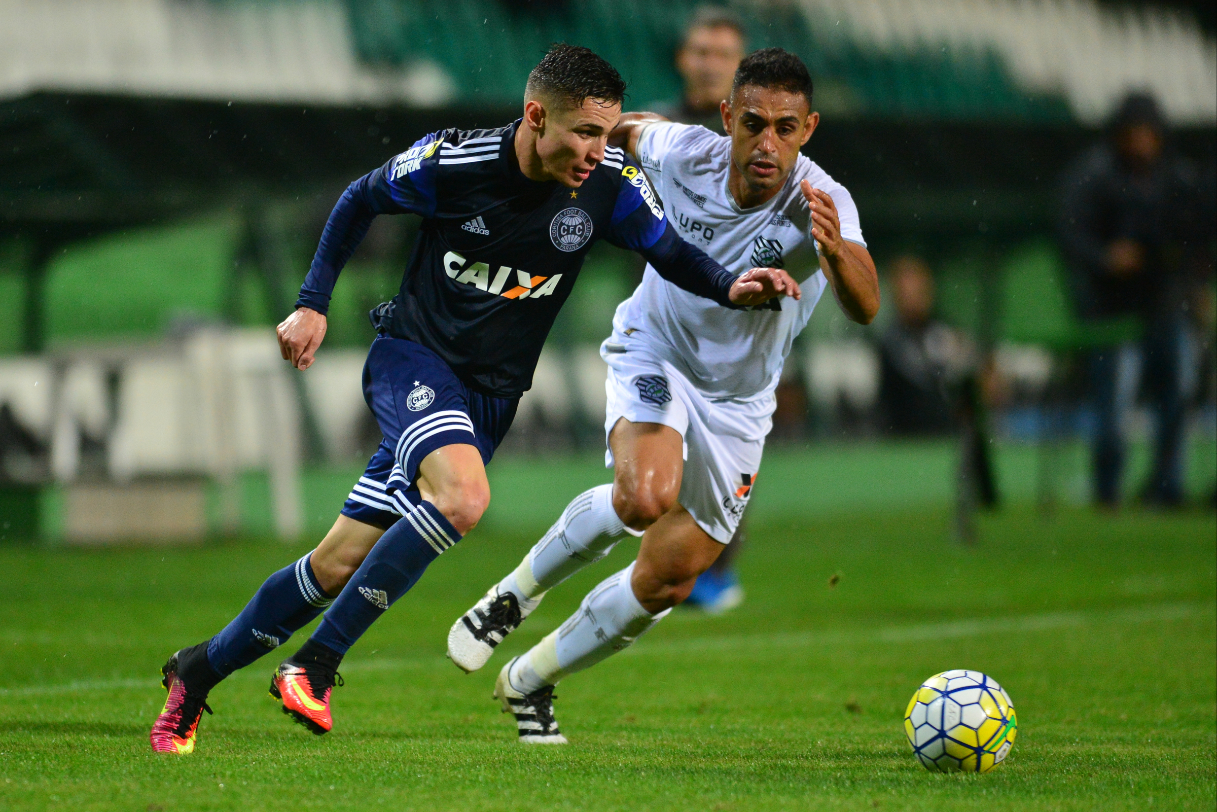 Foto: (Jason Silva/AGIF) - Antes de brilhar pelo Palmeiras, Raphael Veiga passou pela dupla Atletiba