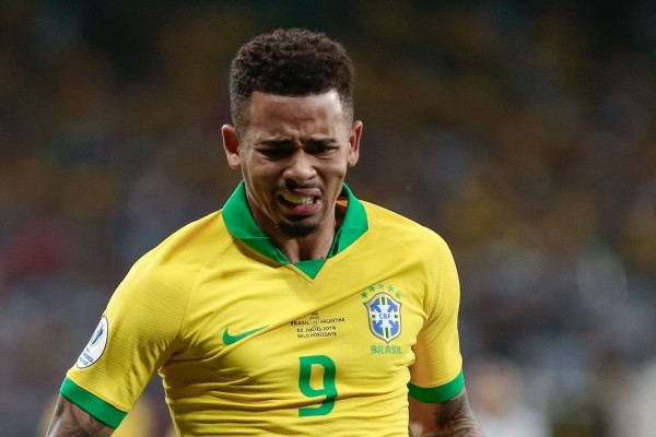 Gabriel Jesus com a camisa da Seleção Brasileira (Foto: Marcello Zambrana/AGIF)