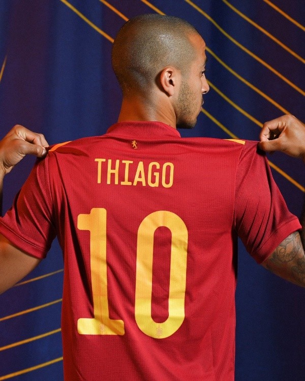 Foto: Divulgação/Liverpool FC – Thiago tem pais brasileiros, nasceu na Itália, mas defende a seleção da Espanha