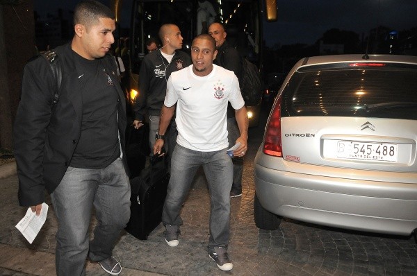 Foto: (Dante Fernandez/Getty Images) - Roberto Carlos defendeu os dois lados do Derby Paulista