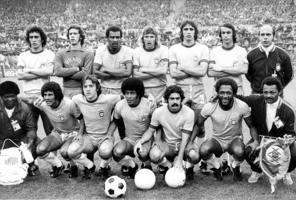Foto: (Picture Alliance/Getty Images) Nelinho, em pé à esquerda, conseguiu ficar marcado na história tanto do Cruzeiro, quanto do Atlético Mineiro