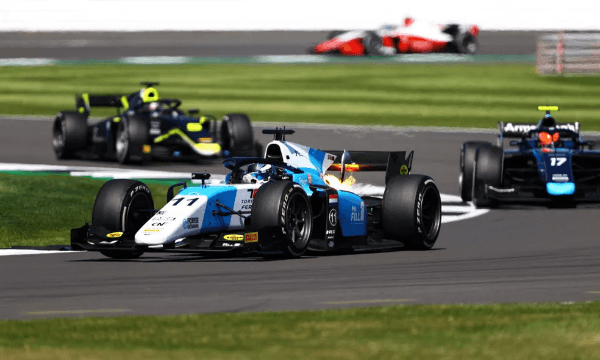 Foto: Bryn Lennon - Formula 1/Formula Motorsport Limited via Getty Images - Richard Verschoor conquistou primeira vitória da F2 na segunda prova da etapa da Inglaterra