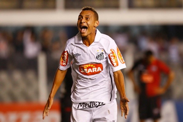 Foto: Ricardo Saibun/Santos FC – Alan Patrick conquistou Libertadores, Copa do Brasil e Paulistão com o Santos no início da carreira