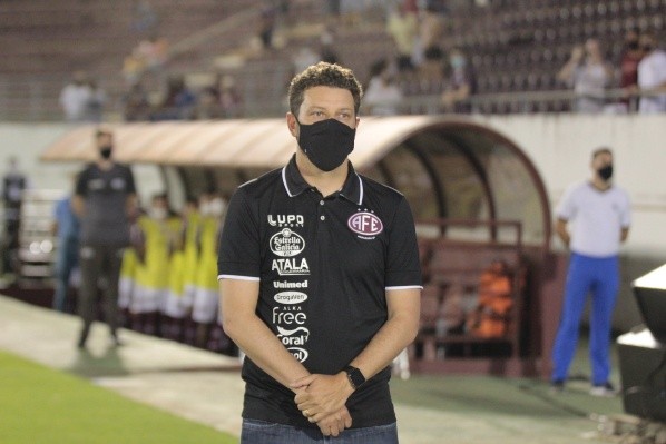 Foto: (Flickr Oficial Ferroviária/Jonatan Dutra/Ferroviária SA) - Elano Blumer precisará encontrar um substituto para Guilherme Nunes na Ferroviária