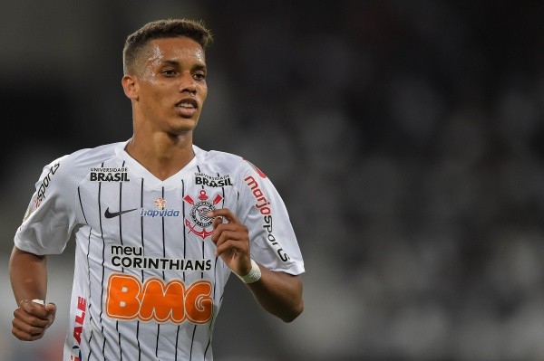 Foto: Thiago Ribeiro/AGIF – Pedrinho está sendo observado pelo Corinthians, que deseja repatriar o atacante