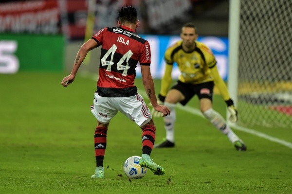 Foto:Thiago Ribeiro/AGIF – Isla tem contrato até dezembro e dificilmente terá permanência no Flamengo após imbróglio no fim de semana