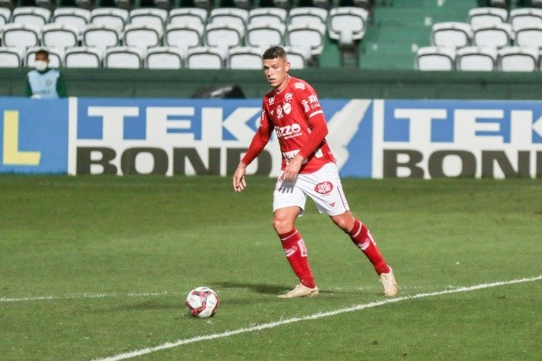 Foto: (Robson Mafra/AGIF) - Renato tem sido o titular da posição no Vila Nova