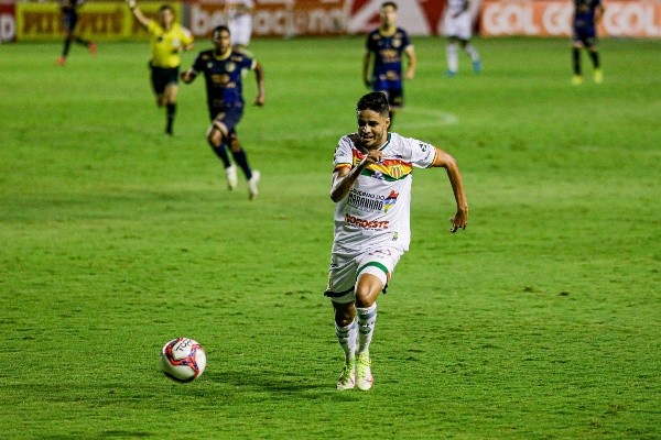 Foto: (Rafael Vieira/AGIF) - Pelo Sampaio Corrêa, Léo Artur disputou 12 rodadas da Série B 2021, marcou três gols e concedeu uma assistência