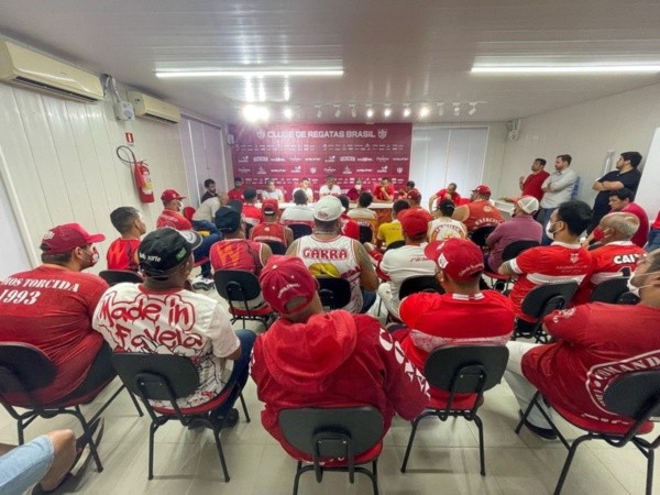 Foto: (Twitter Oficial CRB/@franciscocedrimfotografia/Divulgação) - Torcedores do CRB cobraram explicações acerca do fraco início de temporada