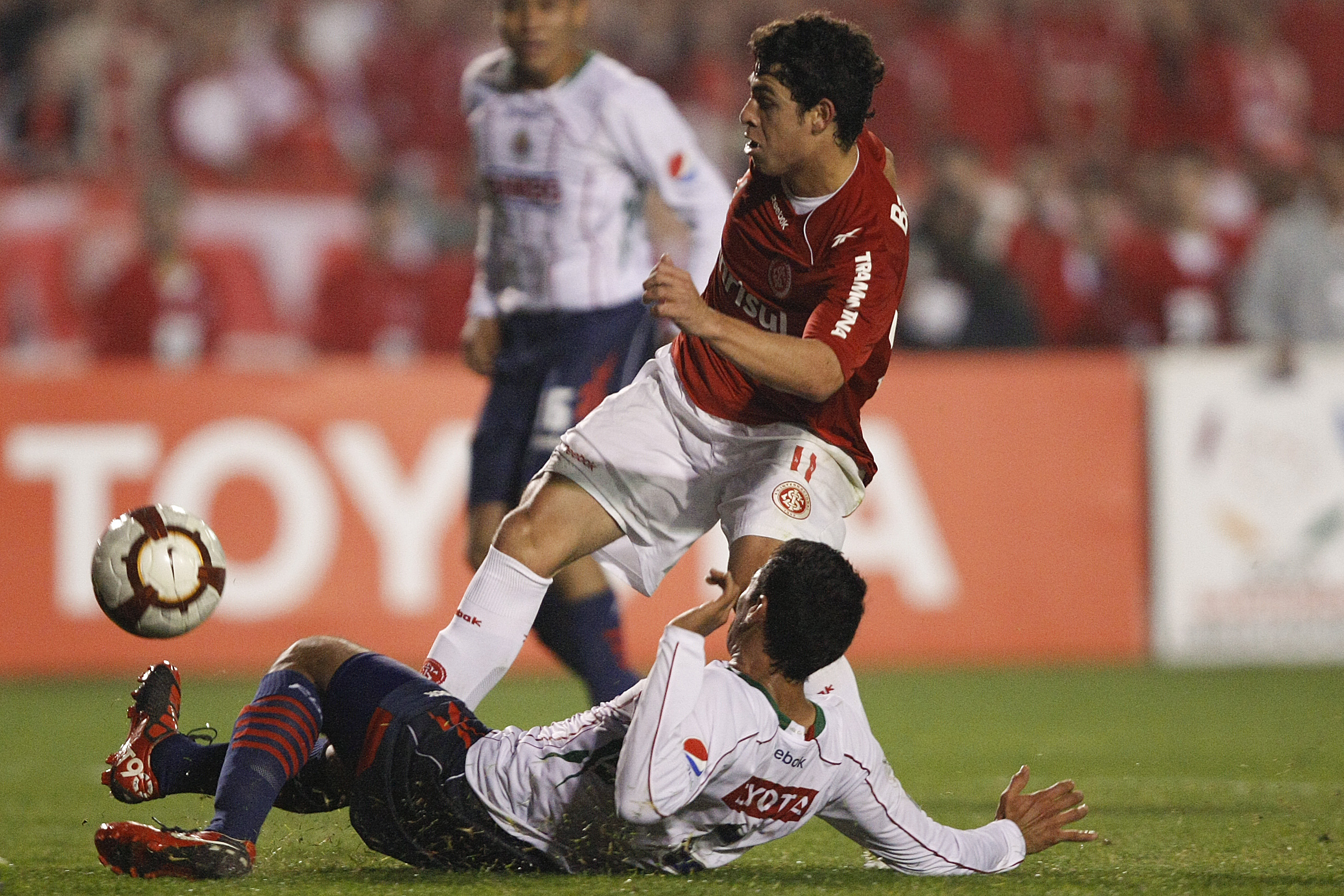 Foto: (Buda Mendes/Getty Images) - Giuliano também jogou pelos dois lados do Gre-Nal
