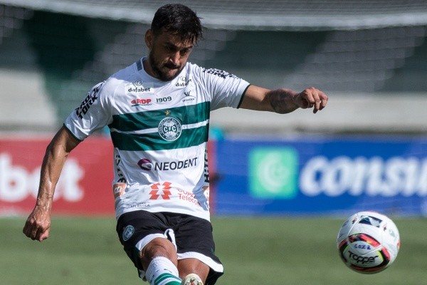Foto: (Robson Mafra/AGIF) - Robinho é desfalque certo no Coritiba para o próximo jogo do Campeonato Paranaense