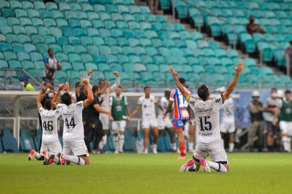 Foto: (Jhony Pinho/AGIF) - Jogadores do Sport comemoram vitória sobre o Bahia neste sábado (5)
